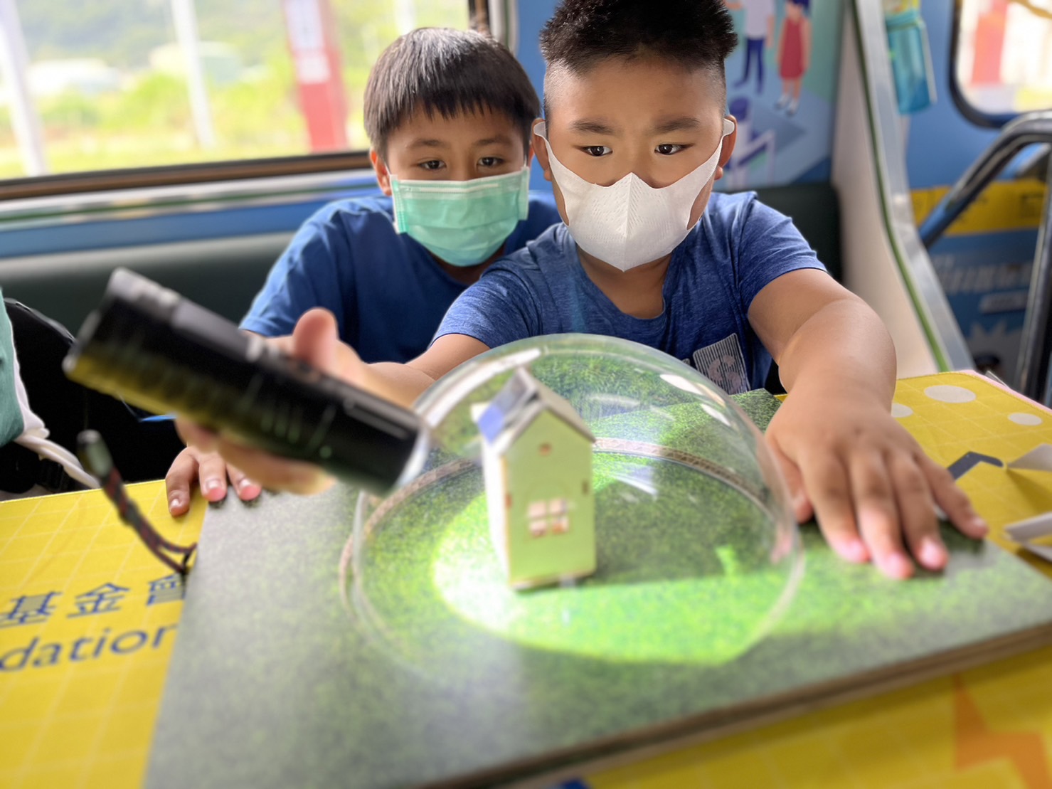 bifa必发參與基礎科學主題車廂，以STEAM教學精神，設計「逐日科學家」、「太陽能工程師」以及「淨零建築師」三大能源科普課程和實驗